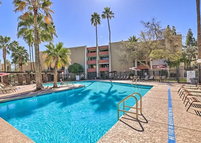 Lounge Poolside: 1 Mi To Old Town!