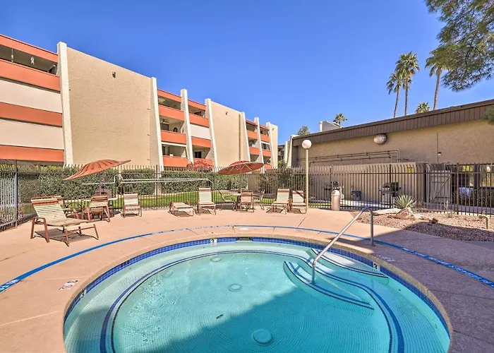 Dom wakacyjny Lounge Poolside: 1 Mi To Old Town! *