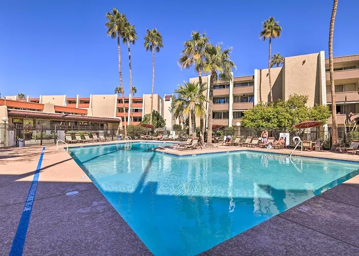 Dom wakacyjny Lounge Poolside: 1 Mi To Old Town!